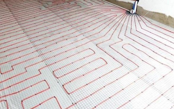 對于水地暖和電地暖相比哪個更好？還是得看健康安全性吧？