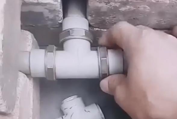 ppr三通怎么換視頻分享，老師傅竟用一個(gè)管件就解決了！