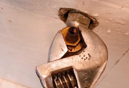 水龍頭滴水怎么修圖解！沒想到，2張圖2個步驟就搞定了！