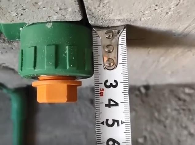 預(yù)埋水管接頭露出瓷磚多高？老師傅一個(gè)方法就全解決了！