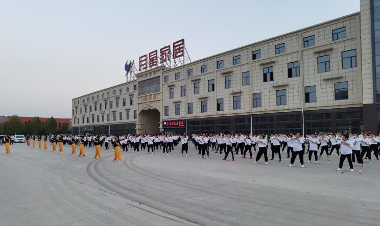 龍勝管曹縣運營中心為弘揚全民健身運動，竟組建了一支“400人舞團”