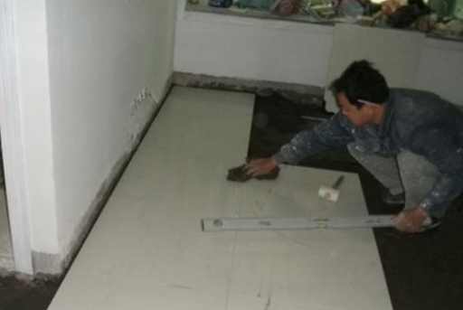 地暖上面鋪什么好？是選擇地板呢？還是瓷磚呢？