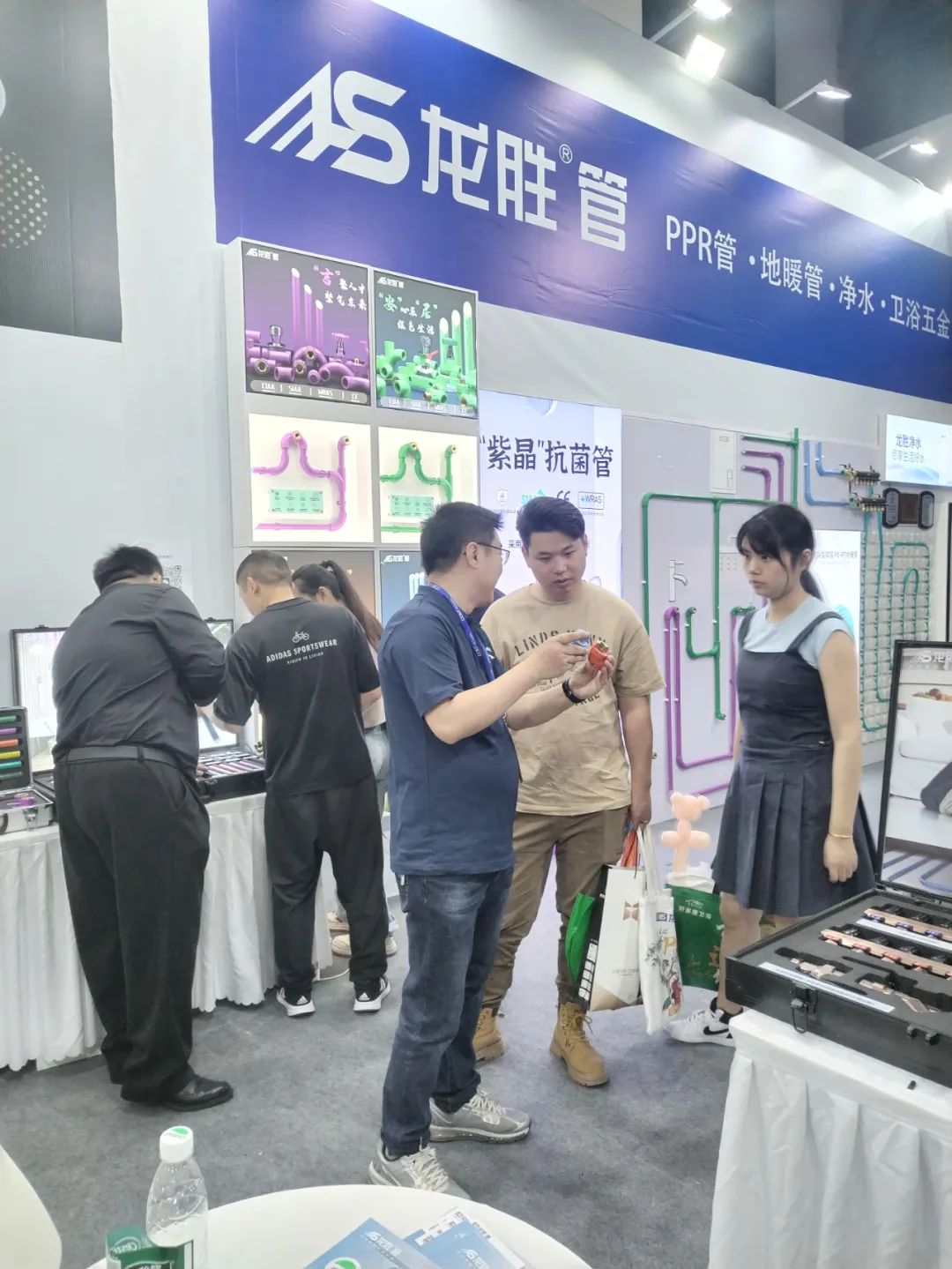 龍勝管2025成都建博會(huì)：用科技重塑健康，以藝術(shù)定義未來(lái)